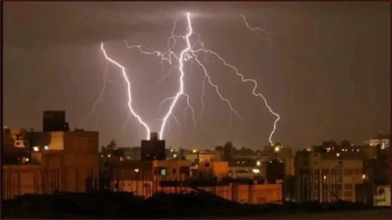 تقلبات جوية وأمطار متفرقة تعكر صفو ثالث أيام عيد الفطر في البلاد